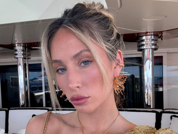 Image of Alix Earle with a messy bun.